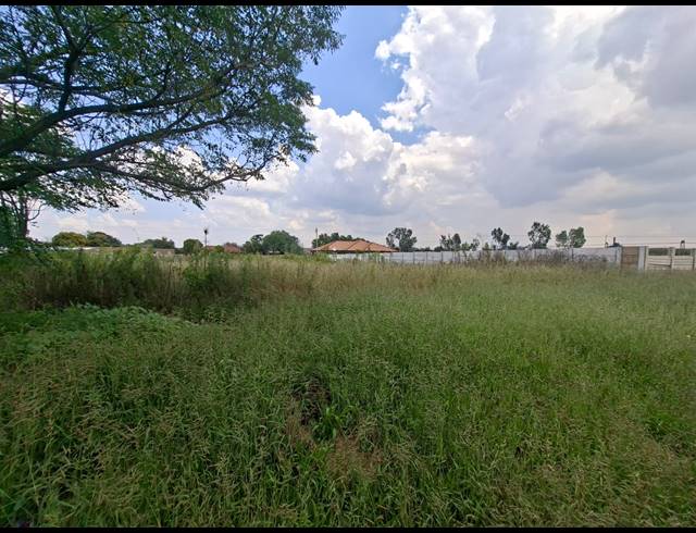1,018M² VACANT LAND FOR SALE IN KOOKRUS